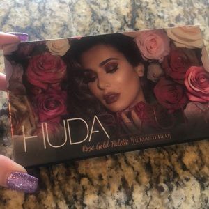 Huda Beauty rose gold remastered palette